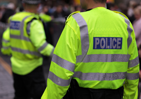 Двое мужчин в авто пробили стену у дома престарелых и протаранили гостиную