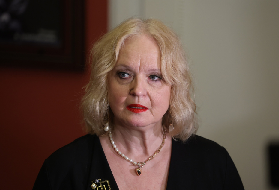 Актриса Елена Сотникова на церемонии прощания с народным артистом России Владимиром Симоновым в Театре имени Евгения Вахтангова