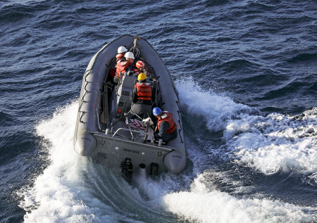 Спасатели нашли мужчину на матрасе в открытом море