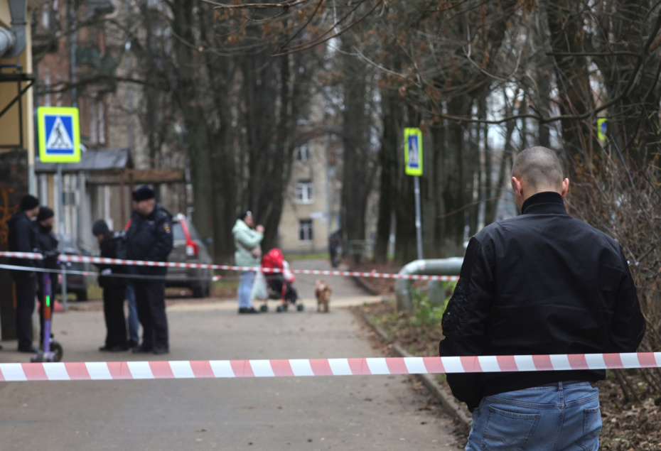 Красногорск. Обстановка на месте взрыва в Красногорске, где девятилетний мальчик получил тяжелые травмы после взрыва самодельного устройства, спрятанного в десяти рублевой купюре