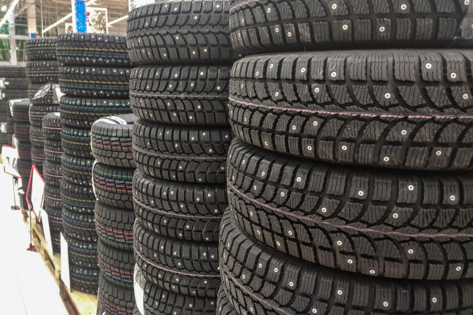 Что такое шипованная резина: зачем она нужна и при чем тут шипы?