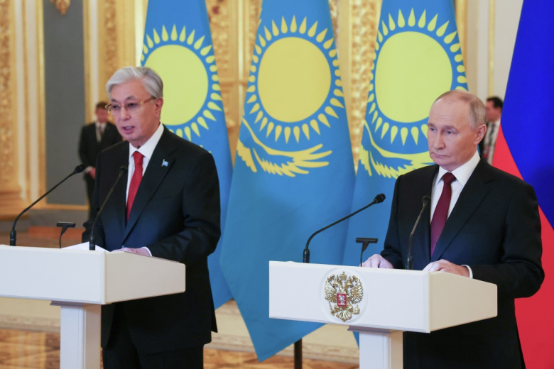 Владимир Путин и Касым-Жомарт Токаев (слева), находящийся в России с государственным визитом, во время обращения в режиме видеоконференции к участникам пленарного заседания XXI Форума межрегионального сотрудничества России и Казахстана