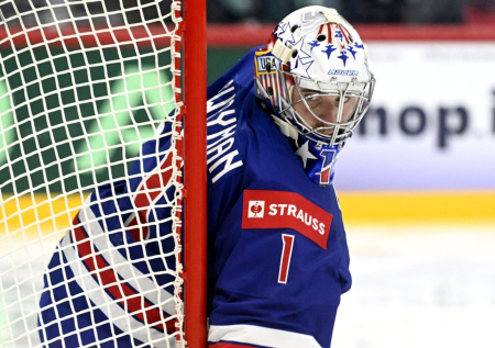 Хоккеист оставил без каски вратаря броском шайбы