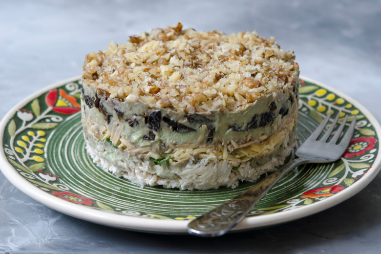 Оливье в пролете: новогодний салат с курицей и черносливом