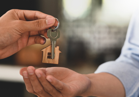 Голова была в четыре раза больше: потерявшему зрение курьеру купят квартиру