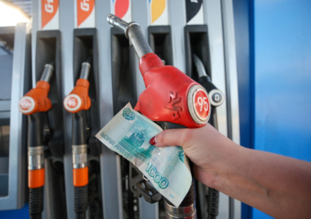 Бензин в России подешевел впервые за полтора года