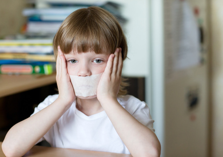 Издевательства учительницы над детьми в школе попали на видео