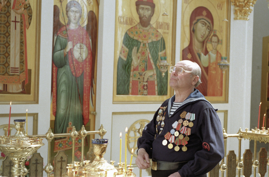 Ветеран Великой Отечественной войны в храме Георгия Победоносца на Поклонной горе в День Победы, 1995 год