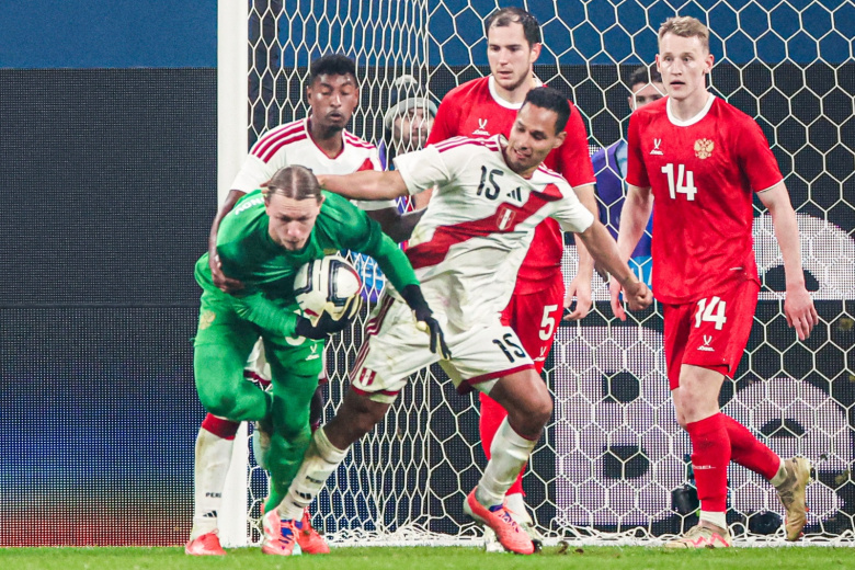 Товарищеский матч по футболу. Россия — Перу. Вратарь Матвей Сафонов (Россия), Ренсо Гарсес (Перу), Максим Осипенко (Россия), Виктор Мелехин (Россия) во время матча