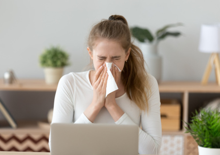 Россиянам предложили разрешить работать за оплату на больничном