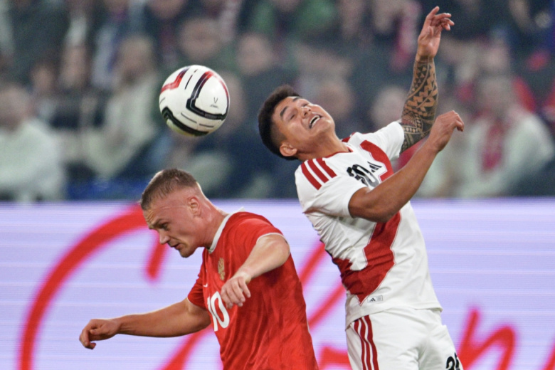 Константин Тюкавин (Россия) и Хесус Претель (Перу) в товарищеском матче в Санкт-Петербурге