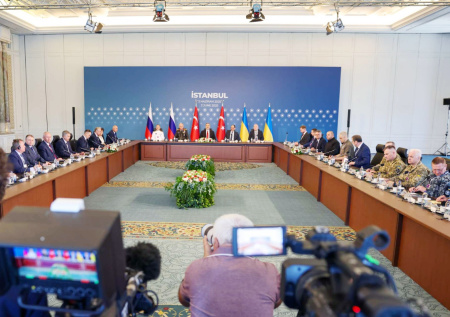 «Особо хвастаться нечем»: Песков о нарушении Киевом этикета на переговорах