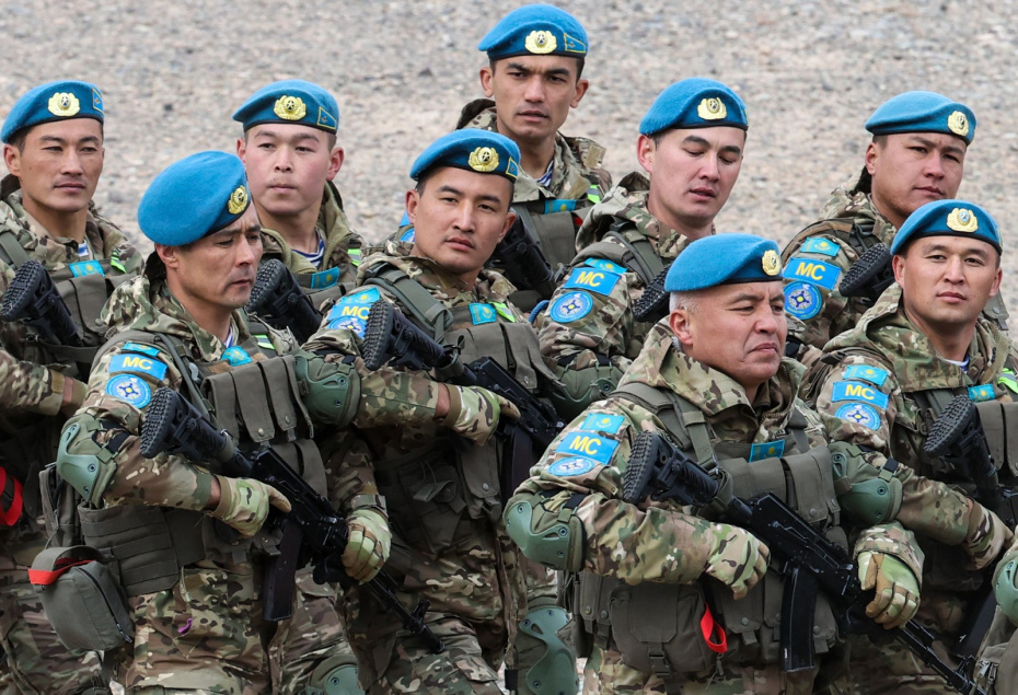 Военнослужащие во время совместных командно-штабных учений миротворческих сил Организации Договора о коллективной безопасности (ОДКБ) «Нерушимое братство — 2023» на полигоне «Эдельвейс» в Иссык-Кульской области в Киргизии