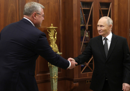 Морпехи Каспийской флотилии передали Путину подарок