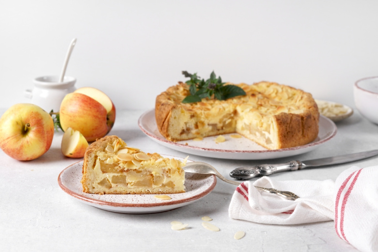 Шарлотка из 4 продуктов: простой рецепт