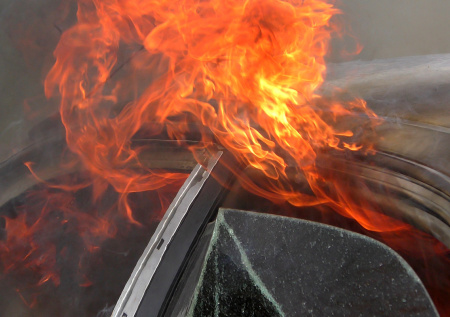 В Петербурге попытка угона автомобиля закончилась пожаром