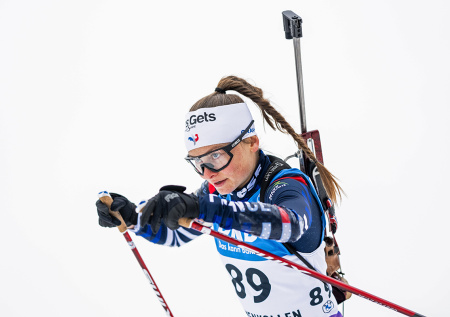 Биатлонистку застали за порчей чужой винтовки