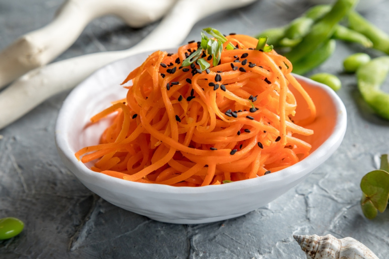 Муж любит, когда делаю сочно: классический рецепт моркови по-корейски