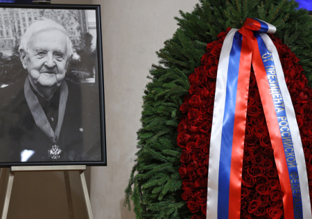 Путин прислал венок на похороны академика РАН