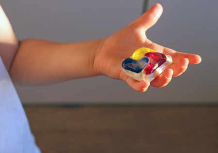 Маленький ребенок объелся яркими капсулами для стирки