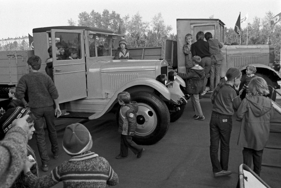 Грузовой автомобиль «ЗИС-5» (слева, выпуск — 1933–1948 гг., завод имени И.В. Сталина)