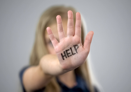 Девочка подала тревожный сигнал о помощи во время съемок шоу «Школа»