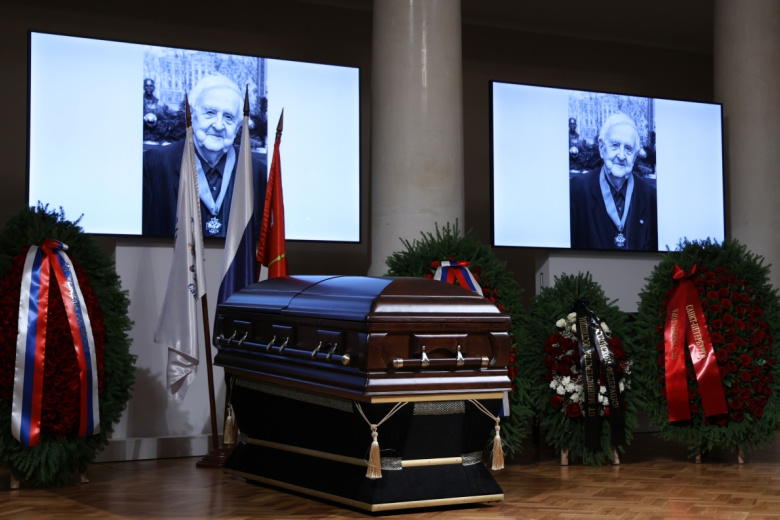 Прощание с ученым-правоведом, академиком РАН Георгием (Юрием) Толстым в здании Двенадцати коллегий Санкт-Петербургского государственного университета. Под руководством Георгия (Юрия) Толстого в Санкт-Петербургском государственном университете учились Владимир Путин, Дмитрий Медведев, Александр Гуцан