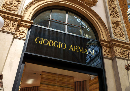 Armani, Calvin Klein и Amazon могут лишиться регистрации брендов в России