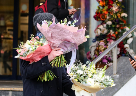 Раскрыто, как мошенники используют цветочные букеты для кражи денег россиян