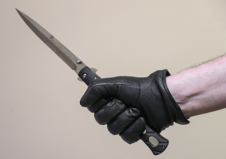 Электрик набросился с ножом на знакомых и убил главу семейства