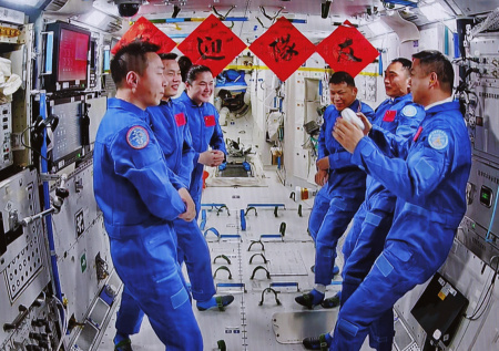 На Землю вернулся экипаж космического корабля «Шэньчжоу-20»