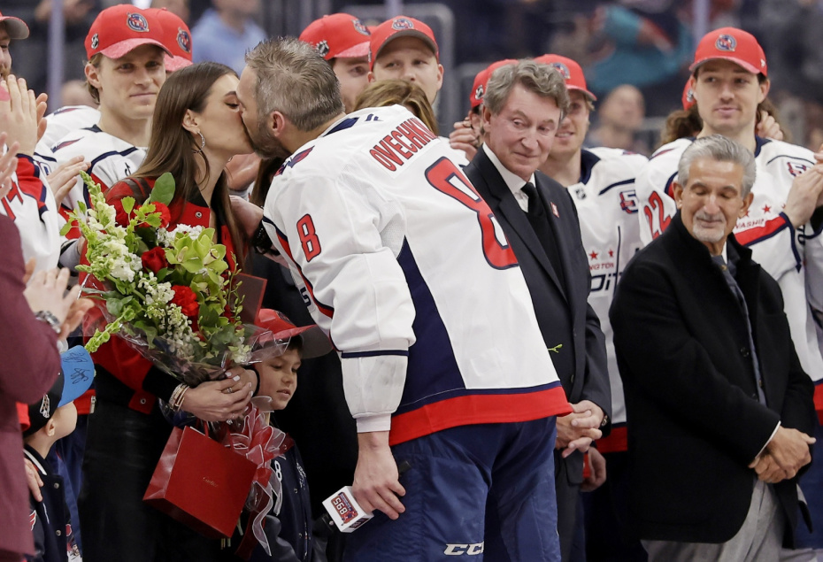 США. Элмонт. Российский нападающий «Вашингтона» Александр Овечкин и его супруга Анастасия Шубская после того, как он забил рекордную 895-ю шайбу в матче чемпионата НХЛ против «Нью-Йорк Айлендерс», 2025 год