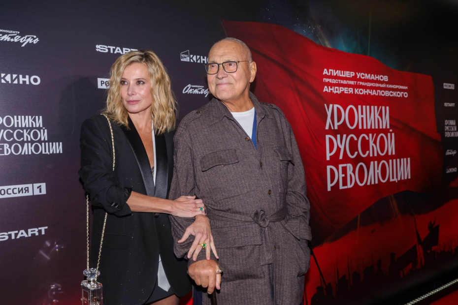 Юлия Высоцкая и Андрей Кончаловский на премьере своего сериала «Хроники русской революции» в кинотеатре «Октябрь»