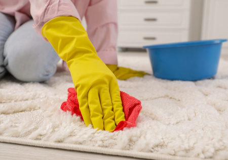 Чистый ковер без хлопот: как легко убрать пятна и освежить ворс подручными средствами
