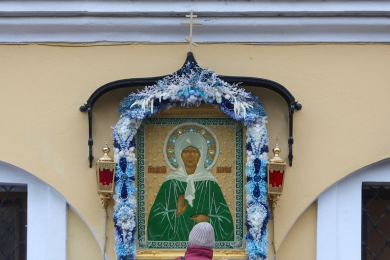 Верующие у иконы блаженной Матроны Московской