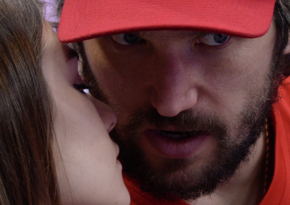 Хоккеист Александр Овечкин и актриса Анастасия Шубская на матче 1/2 финала Единой лиги ВТБ между ПБК ЦСКА (Москва) и БК «Нижний Новгород» (Нижний Новгород), 2015 год