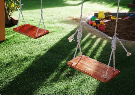 Мать качала трехлетнего сына на качелях почти двое суток, пока тот не умер