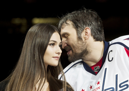 «Друг, любовница и жена в одном лице»: яркие фото супруги Овечкина с детьми