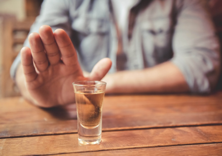 Нарколог предупредил, кому грозит впасть в кому после одной выпитой рюмки