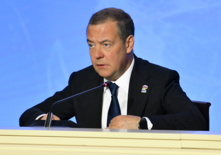 Медведев осудил неоколониальные замашки западных держав