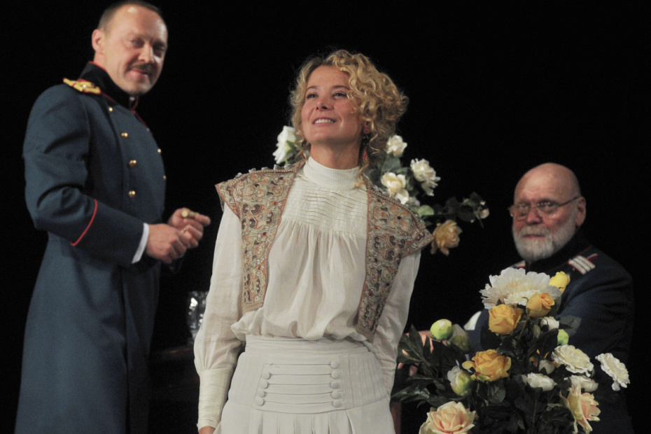 Актеры Юлия Высоцкая (Маша) и Виталий Кищенко (Василий Васильевич Соленый), Владас Багдонас (Иван Романович Чебутыкин) (слева направо) в сцене из спектакля «Три сестры» в постановке Андрея Кончаловского в театре имени Моссовета