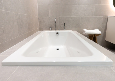 Неожиданный спасатель для слива в ванной: крем для депиляции против волос