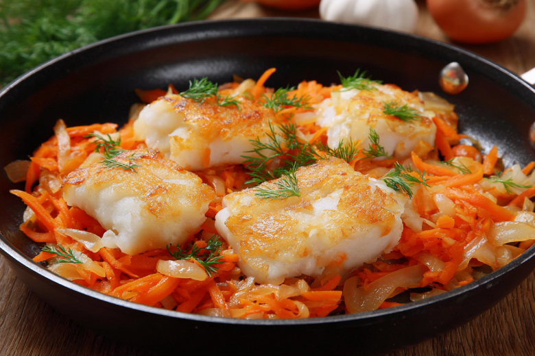Секрет нежного минтая с морковью и луком на сковороде