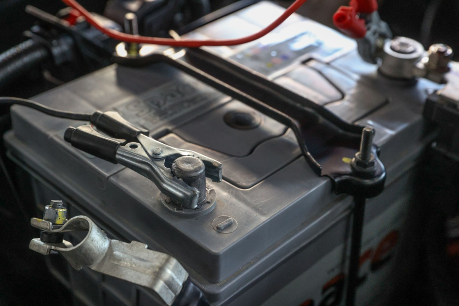 Что делать с аккумулятором: снимать или нет?