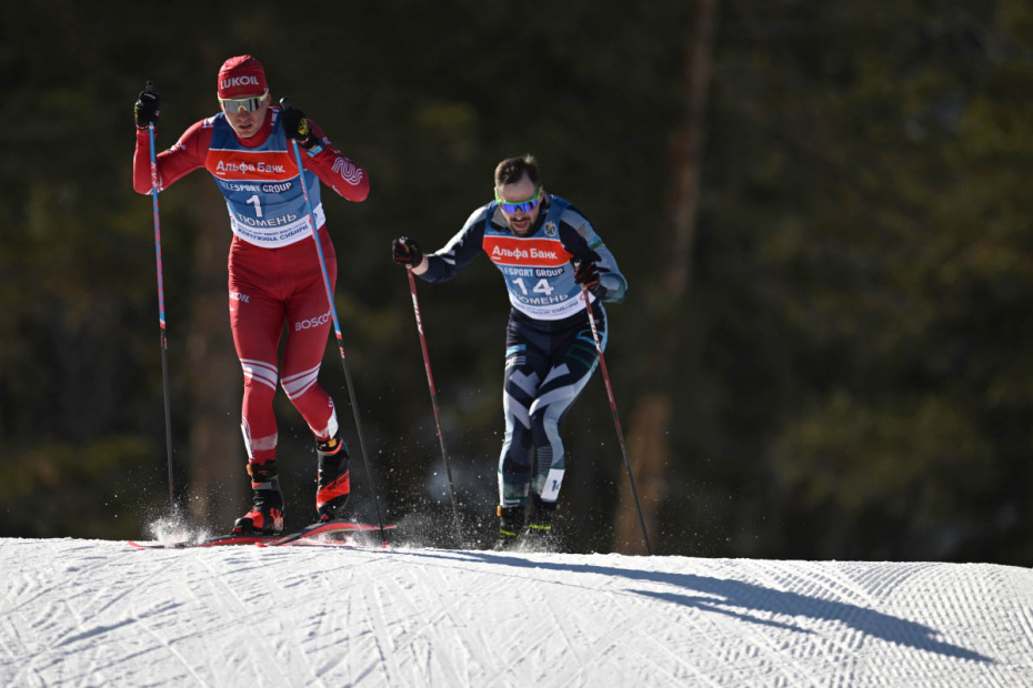 Александр Большунов и Сергей Устюгов на дистанции 30 км скиатлона среди мужчин на чемпионате России по лыжным гонкам в Тюмени