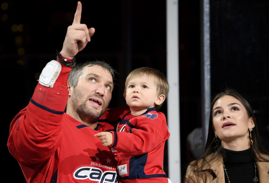 Описание: США. Вашингтон. Игрок «Вашингтон Кэпиталз» Александр Овечкин с супругой Анастасией Шубской и сыном Сергеем на церемонии празднования его 700-й шайбы в карьере НХЛ перед матчем с «Виннипег Джетс», 2020 год