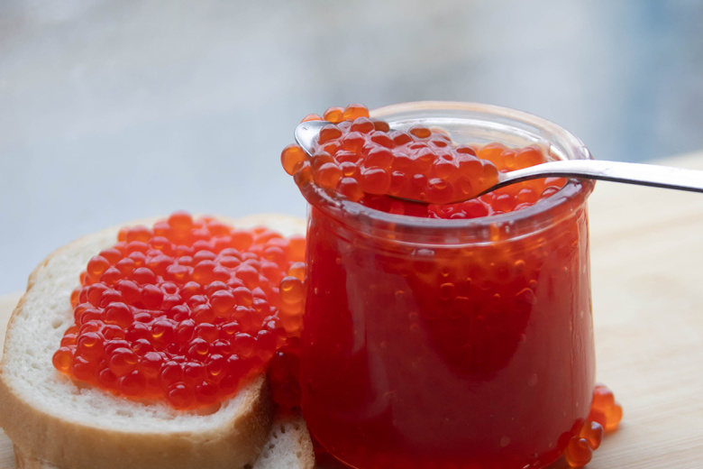 Деликатес своими руками: как правильно засолить красную икру