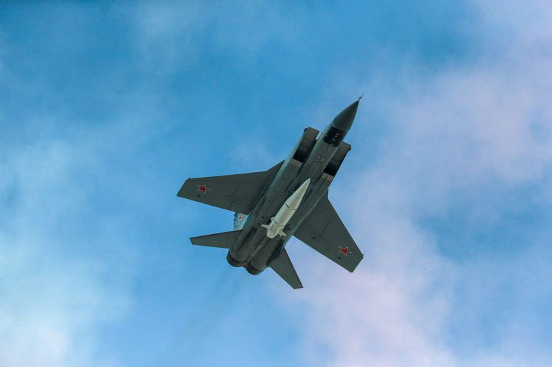 Сверхзвуковой истребитель-перехватчик МиГ-31К с новейшей гиперзвуковой ракетой «Кинжал»