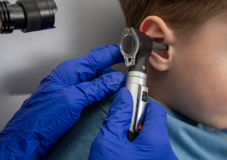 Врач объяснила, с чем связан рост числа детей с нарушениями слуха