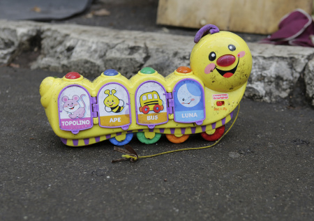 «Основной вектор — дети»: курян призвали не поднимать игрушки на улице